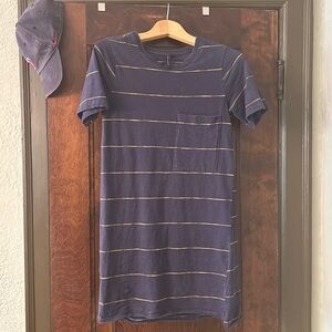 Sporty T-shirt dress with front pocket.